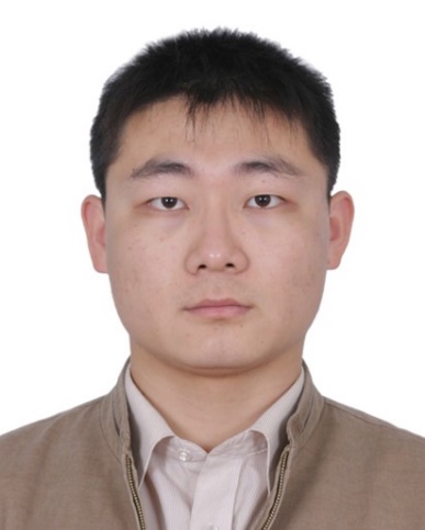 男人穿着衬衫描述已自动生成